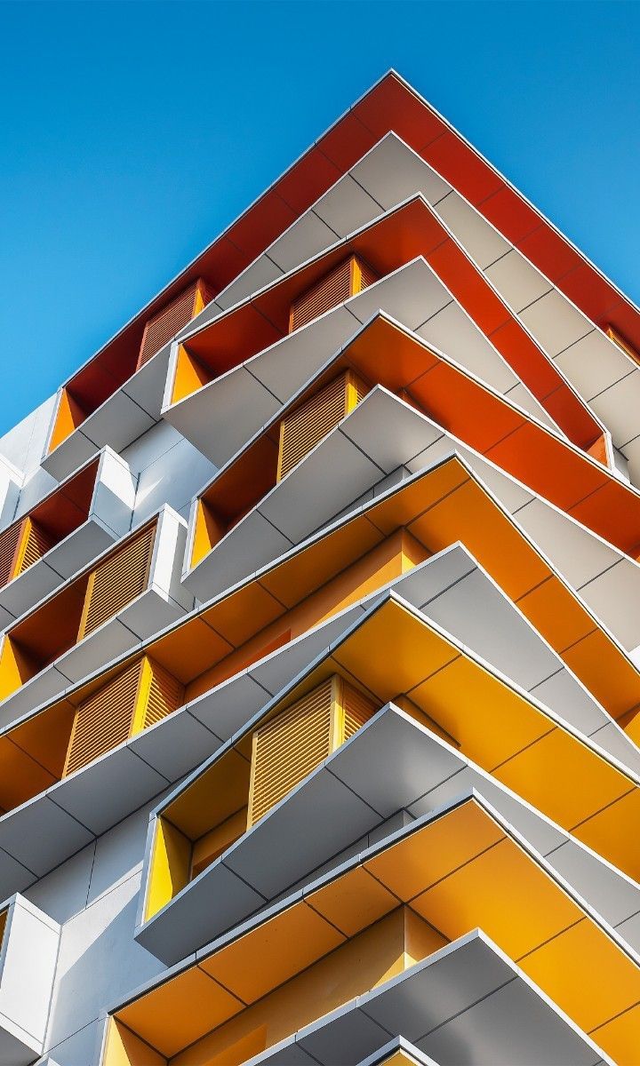Façade d'immeuble aux balcons orange